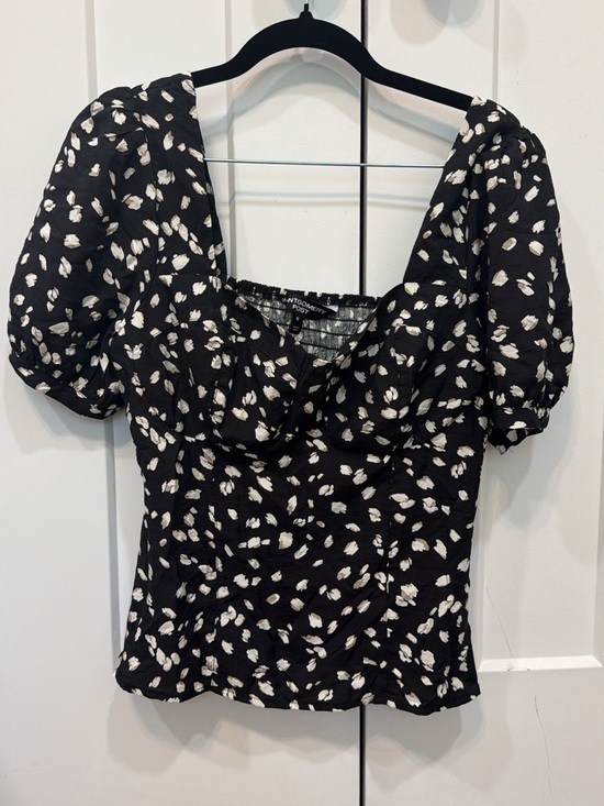 Tops - Black and White Puff Sleeve V-Neck Women's Top
